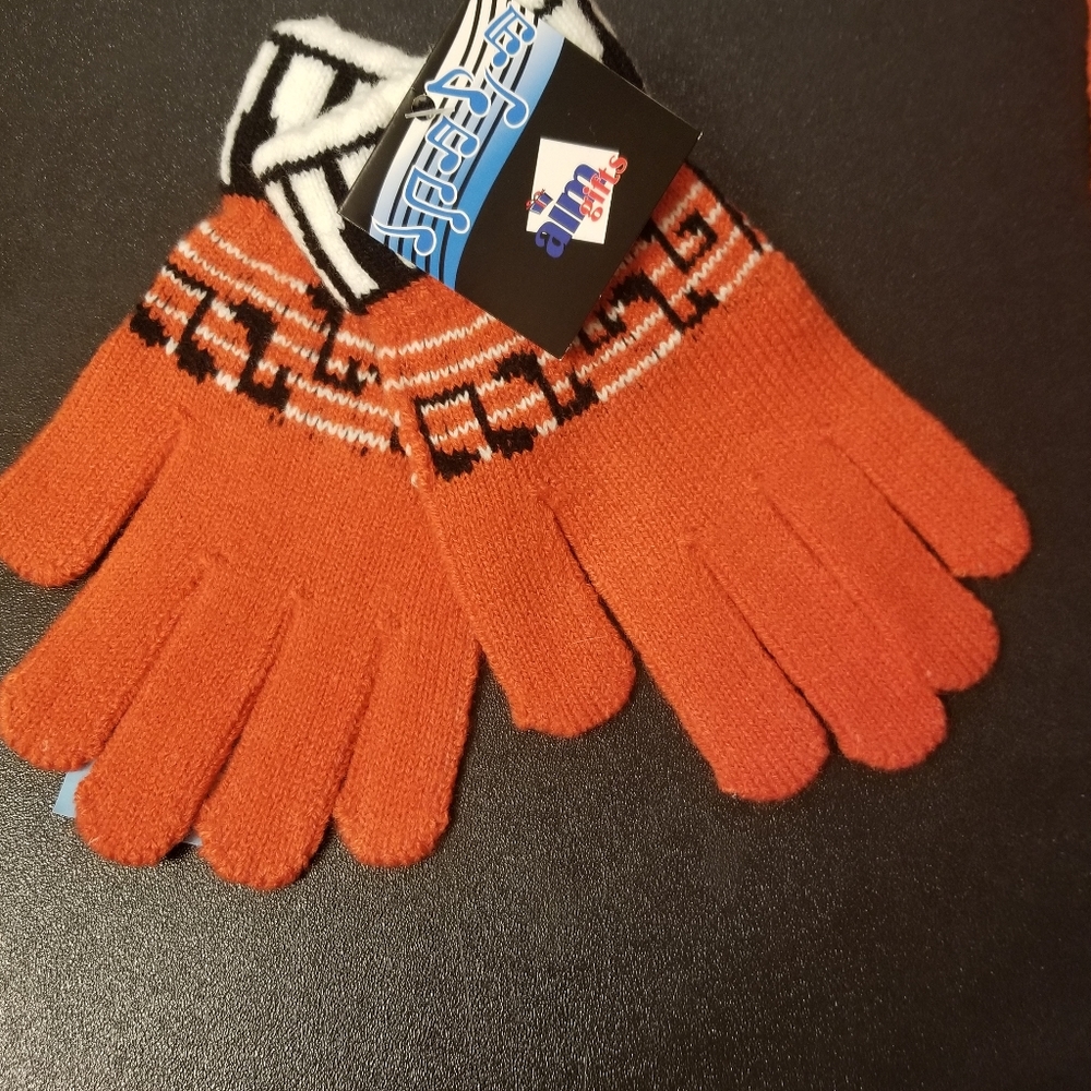 NWT red/black knit music gloves